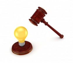 Holzhammer auf Glühbirne